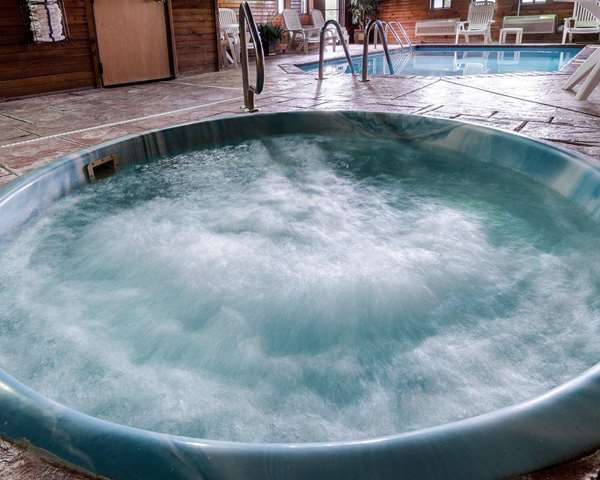 Pool - Quality Inn Topeka - I-470, Exit 1B