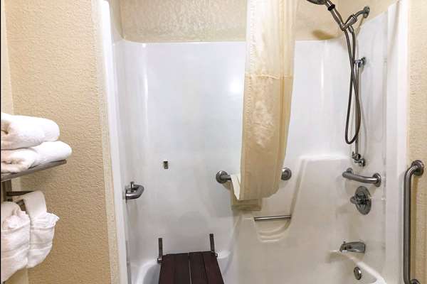  - Quality Inn Topeka - I-470, Exit 1B