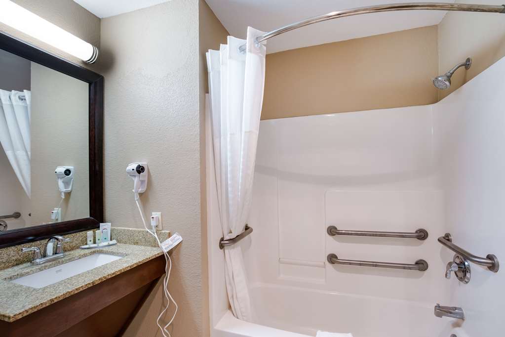 QUALITY INN I-70 NEAR KANSAS SPEEDW-guestroom-Guest Room,Bathroom,On-Site.jpg