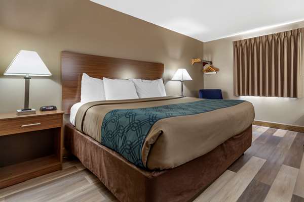  - Econo Lodge Hays - I-70, Exit 159