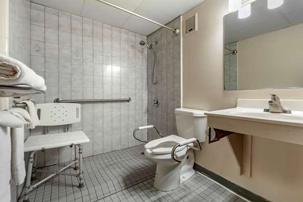  - Econo Lodge Hays - I-70, Exit 159