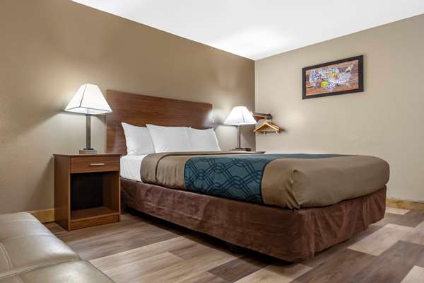  - Econo Lodge Hays - I-70, Exit 159