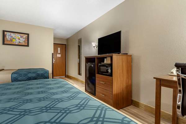  - Econo Lodge Hays - I-70, Exit 159
