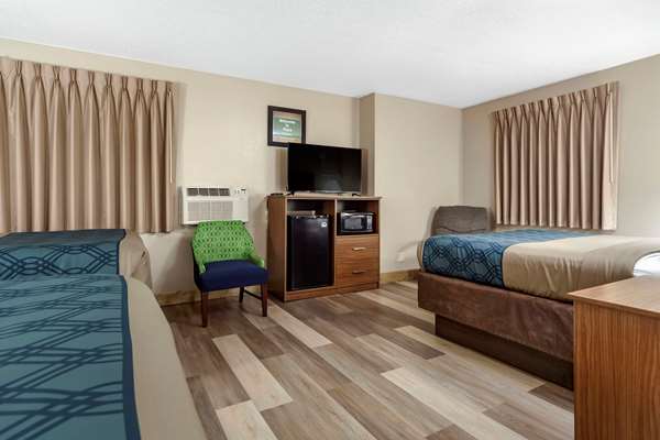  - Econo Lodge Hays - I-70, Exit 159