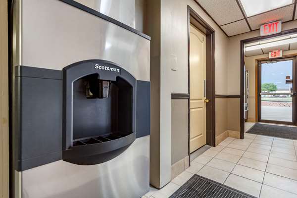  - Econo Lodge Hays - I-70, Exit 159