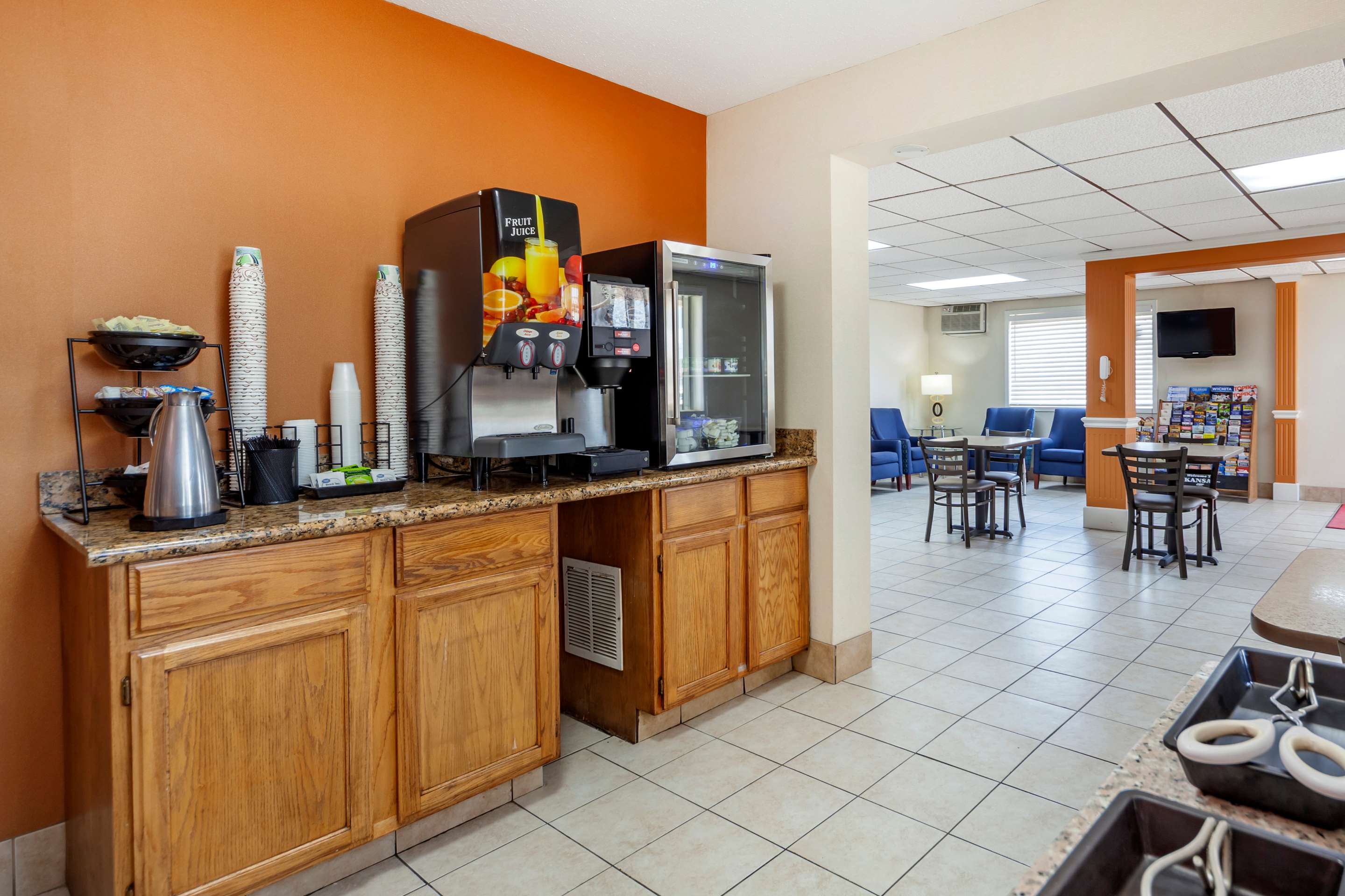 Breakfast area | Econo Lodge Hays I-70