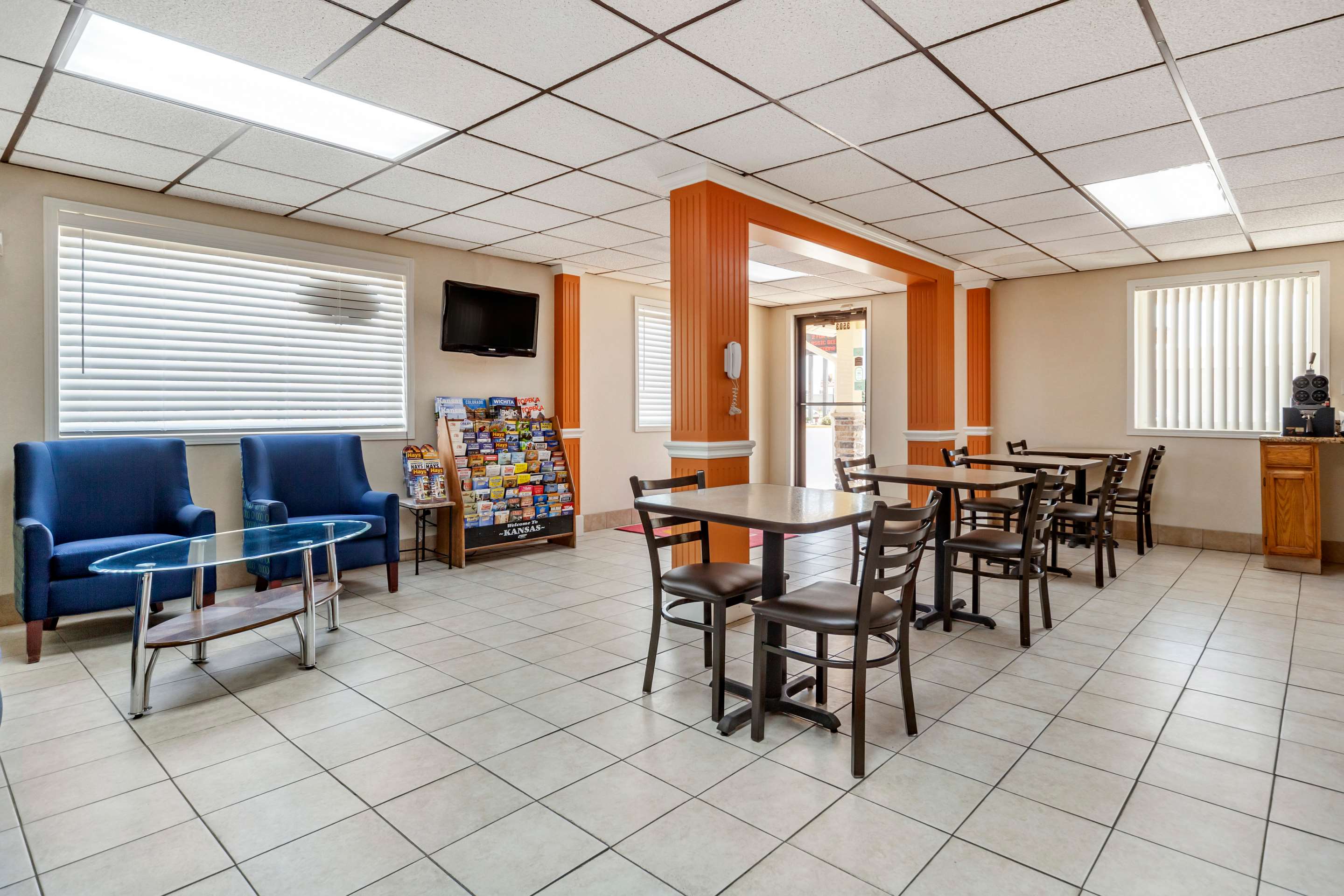 Breakfast area | Econo Lodge Hays I-70