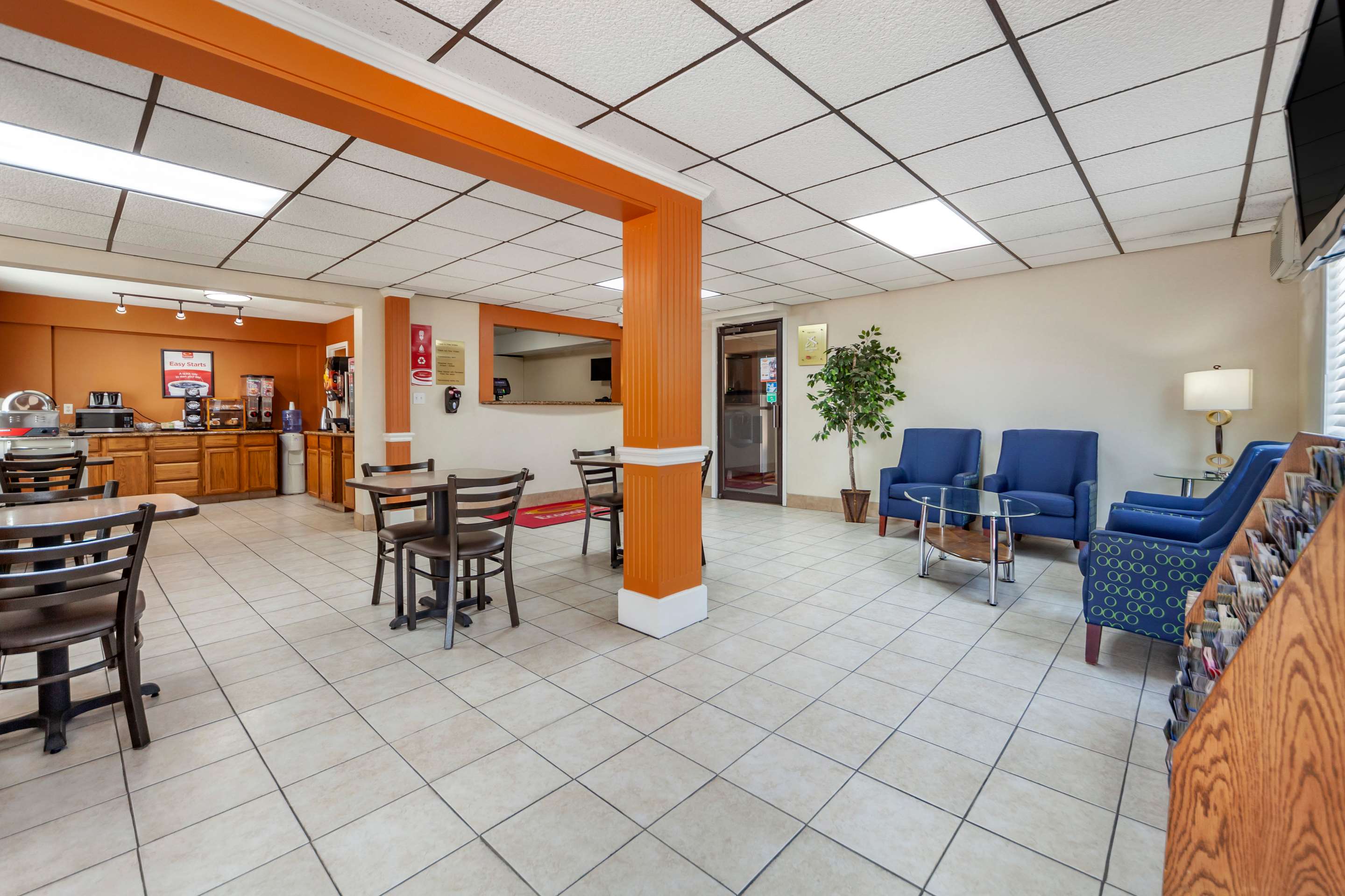 Lobby with sitting area | Econo Lodge Hays I-70