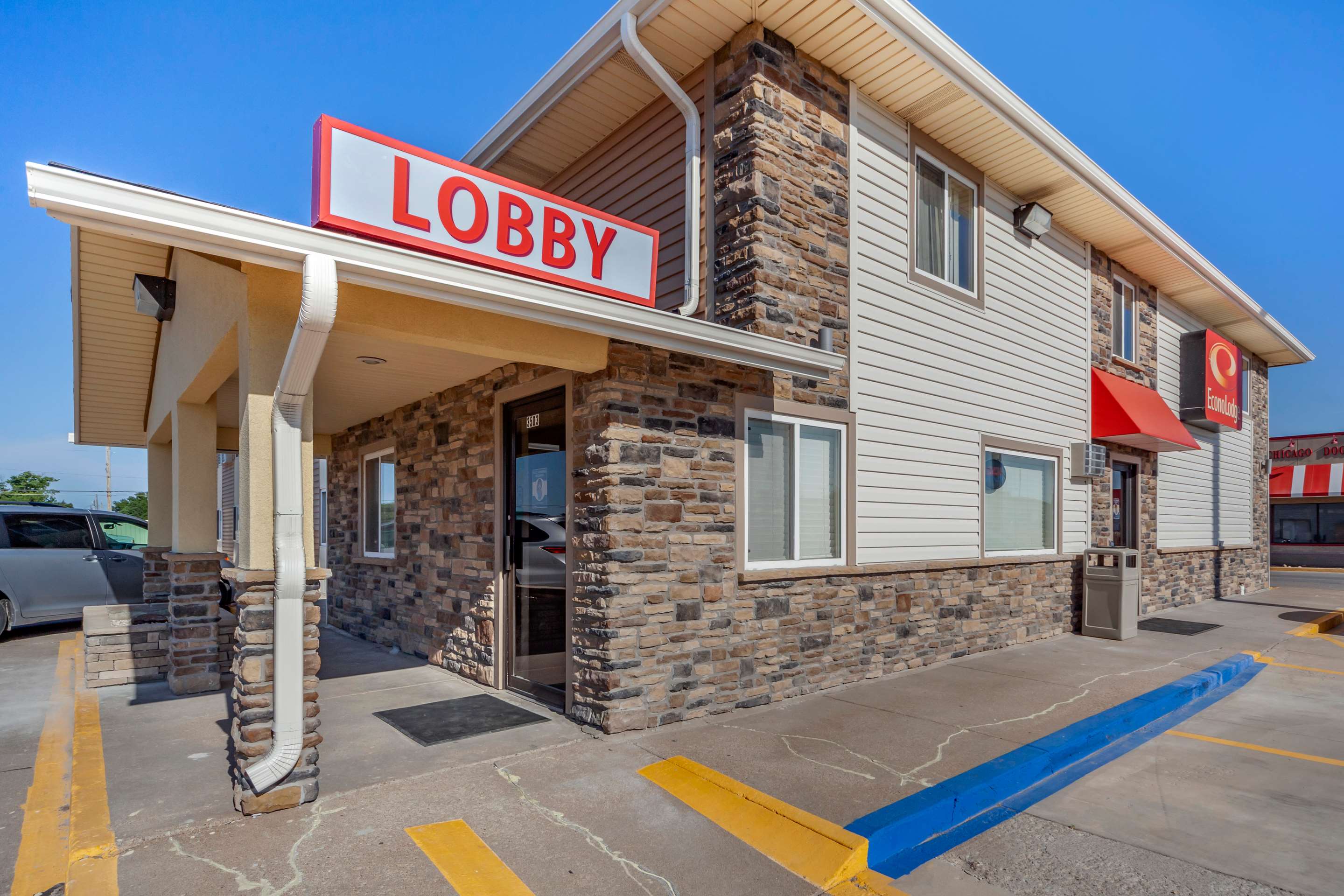 Hotel Entrance | Econo Lodge Hays I-70