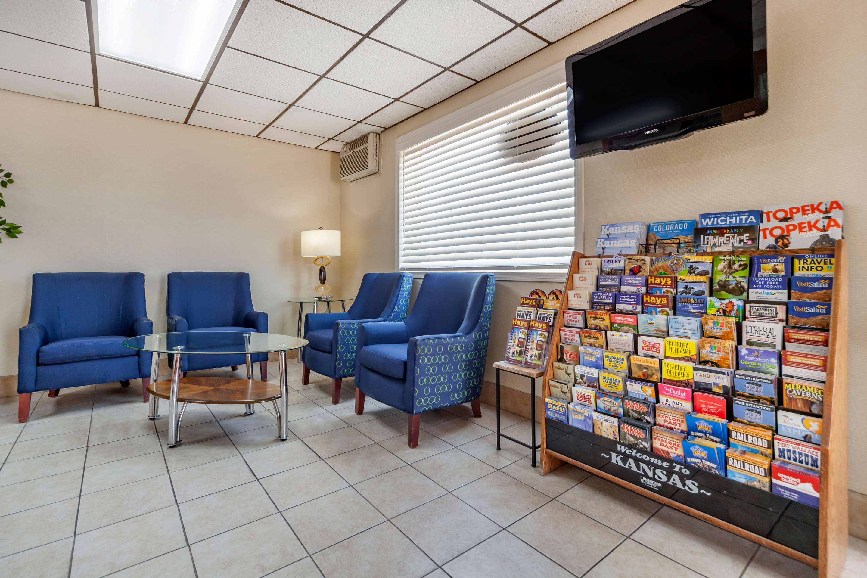 Lobby with sitting area | Econo Lodge Hays I-70