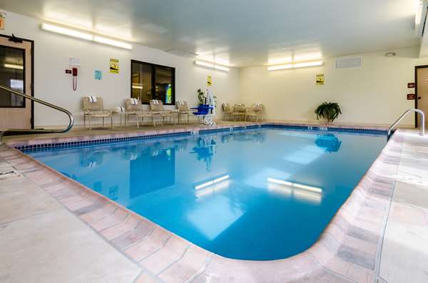 Pool - Quality Inn Manhattan