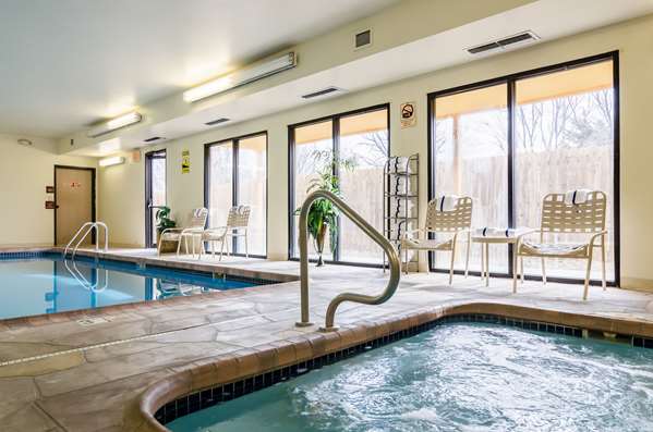 Pool - Quality Inn Manhattan