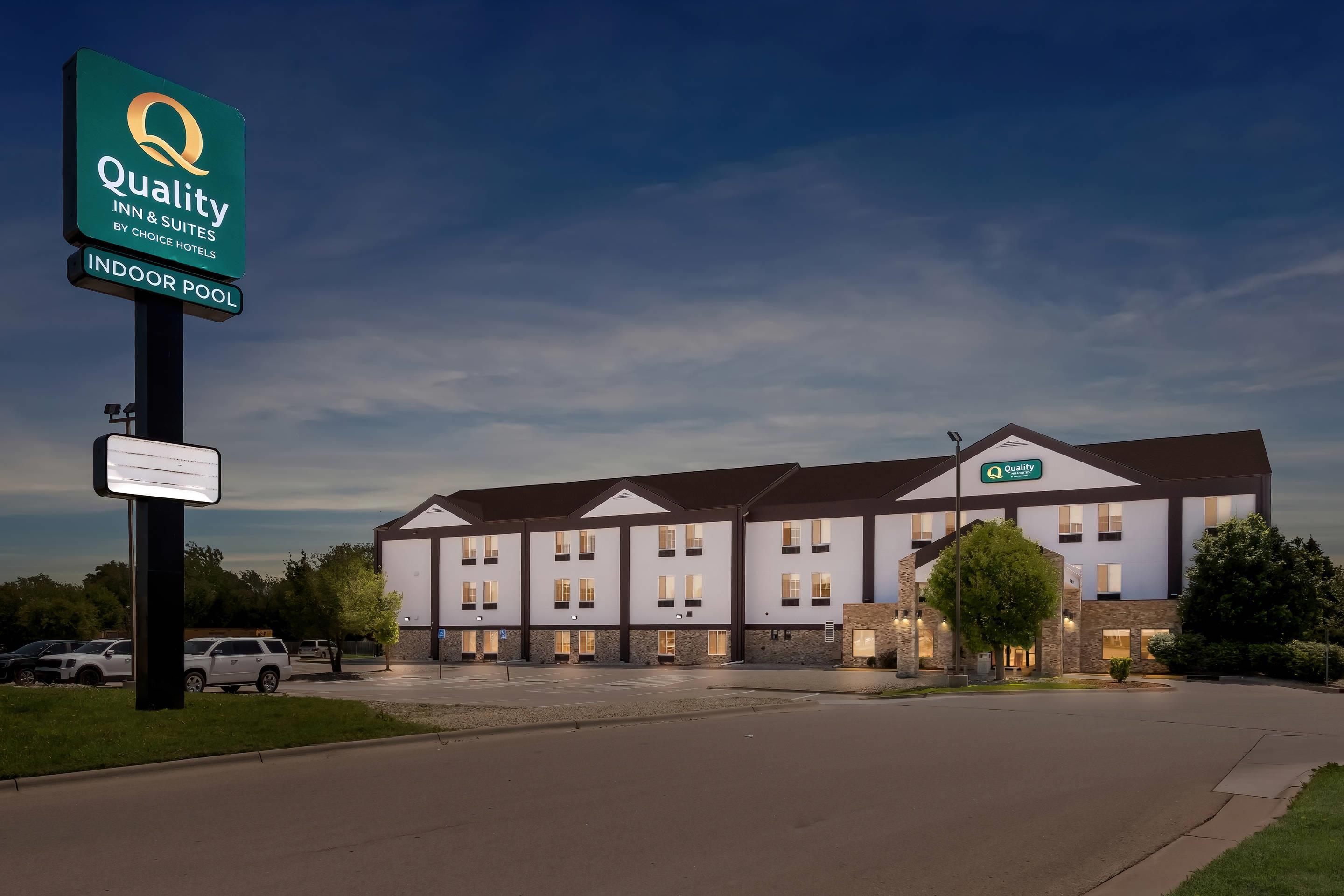 Hotel at night | Quality Inn & Suites