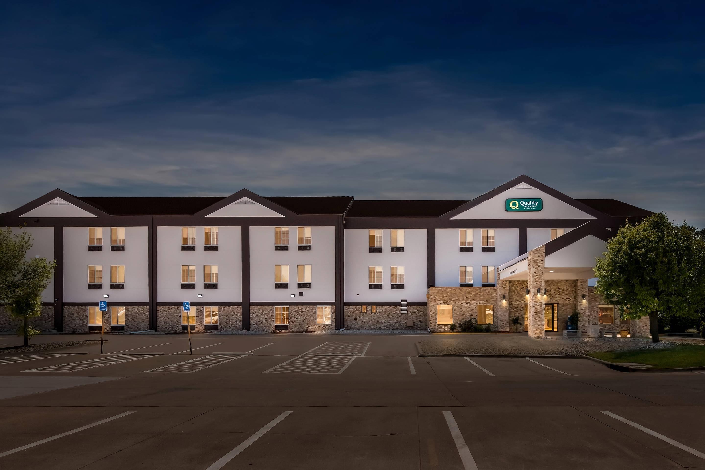 Hotel at night | Quality Inn & Suites