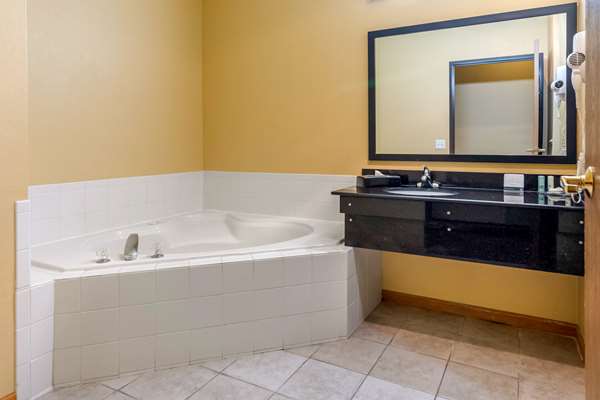  - Quality Inn Lenexa - I-35, Exit 224