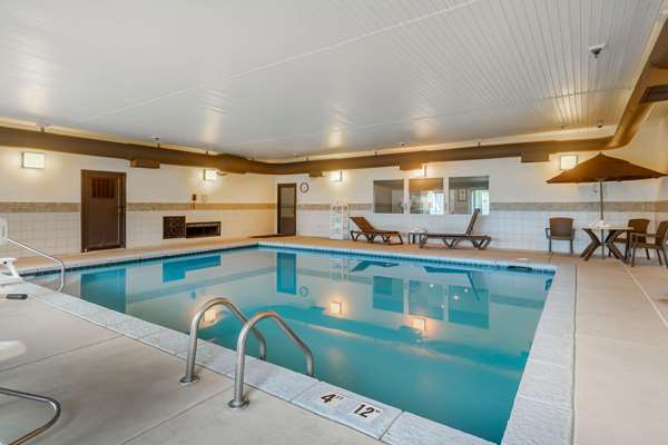 Pool - Comfort Inn & Suites Pittsburg