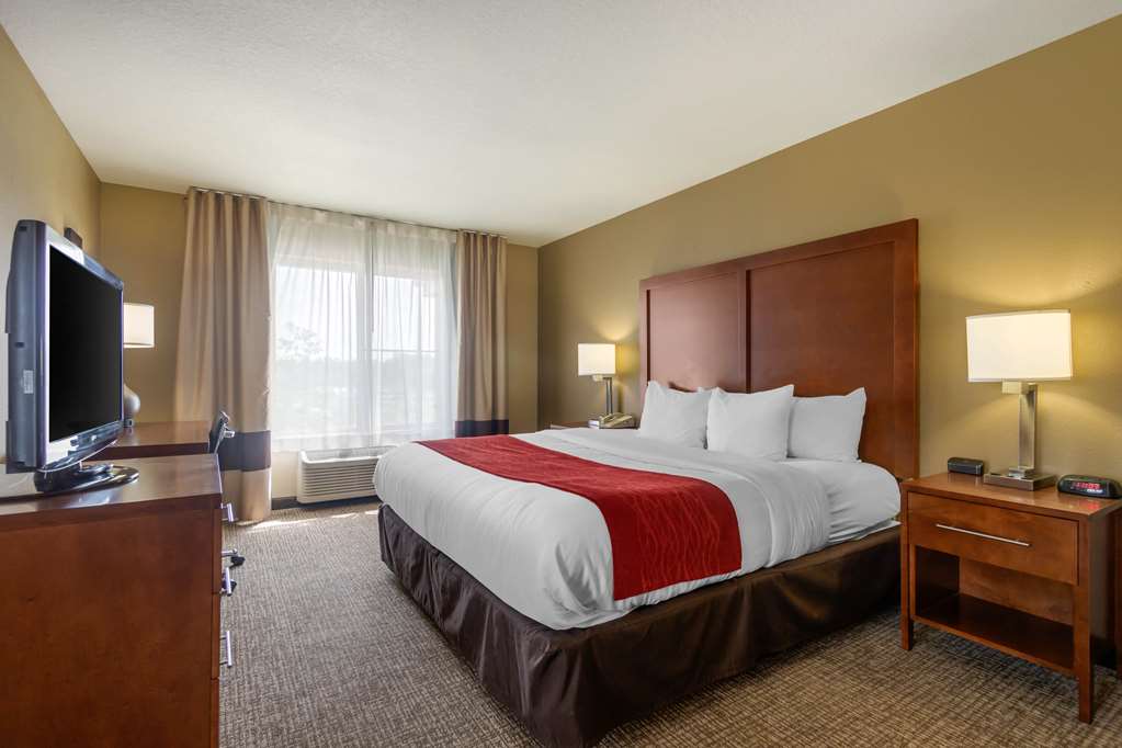 COMFORT INN AND SUITES PITTSBURG KS-guestroom-Guest Room,Suite,On-Site.jpg