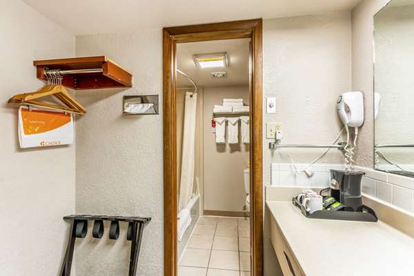  - Econo Lodge Winfield