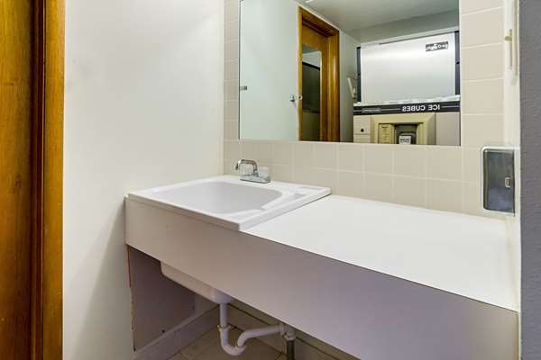  - Econo Lodge WaKeeney