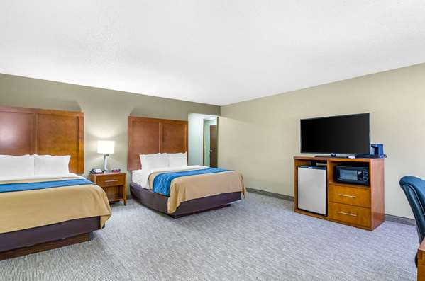  - Comfort Inn Ottawa - I-35, Exit 183