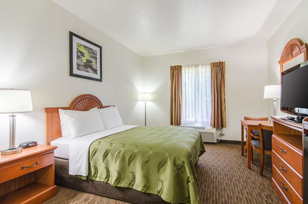 QUALITY INN JUNCTION CITY NEAR FORT-guestroom-Guest Room,On-Site.jpg