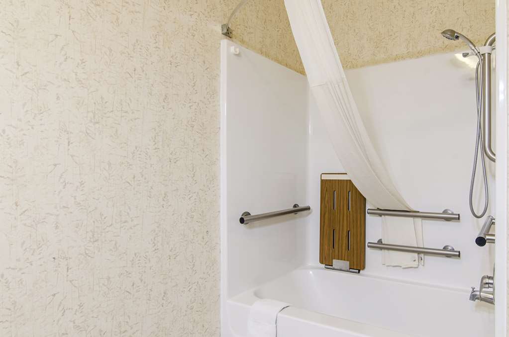 QUALITY INN JUNCTION CITY NEAR FORT-guestroom-Guest Room,Bathroom,On-Site.jpg