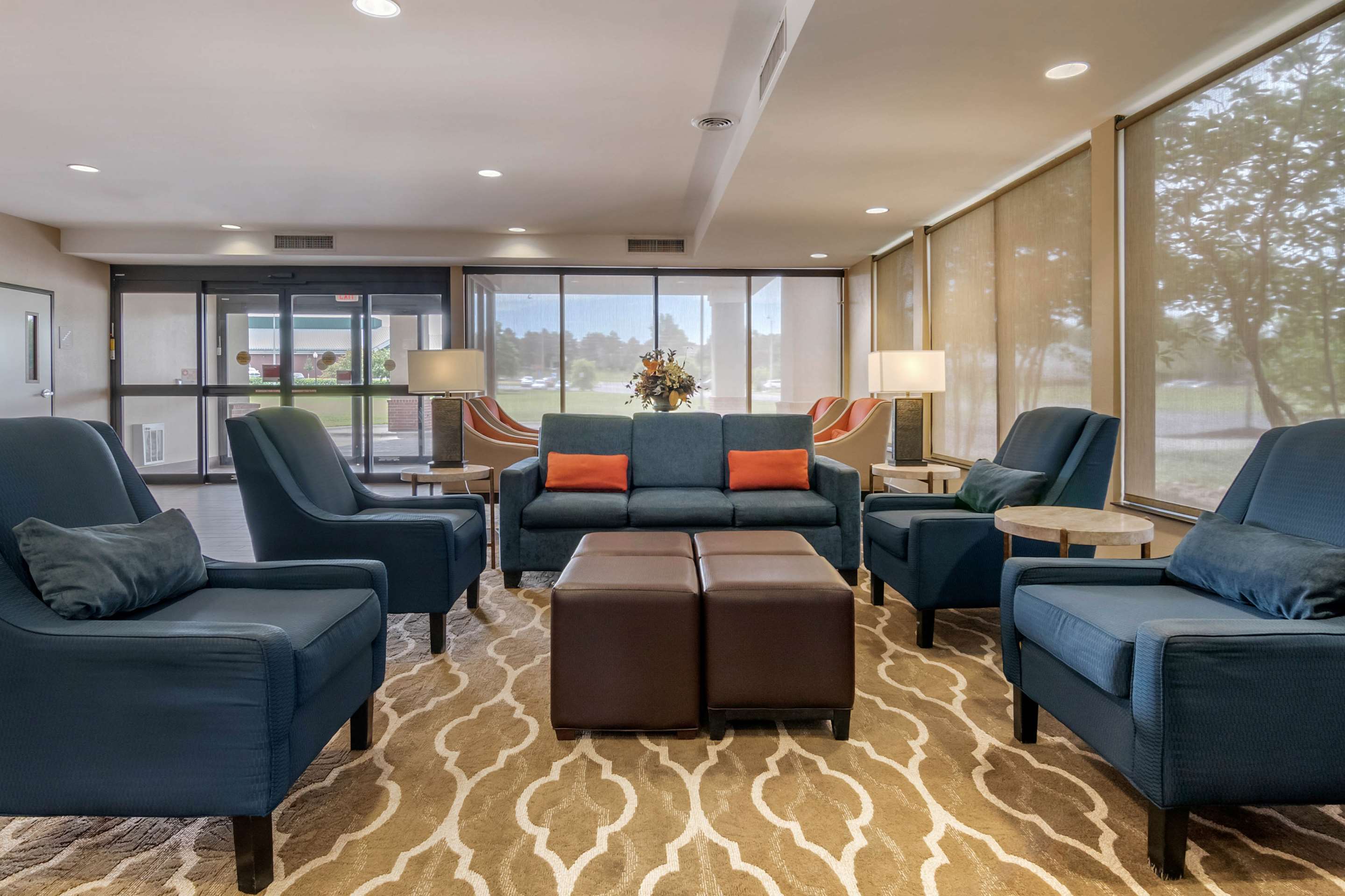 Hotel lobby | Comfort Suites Speedway - Kansas City