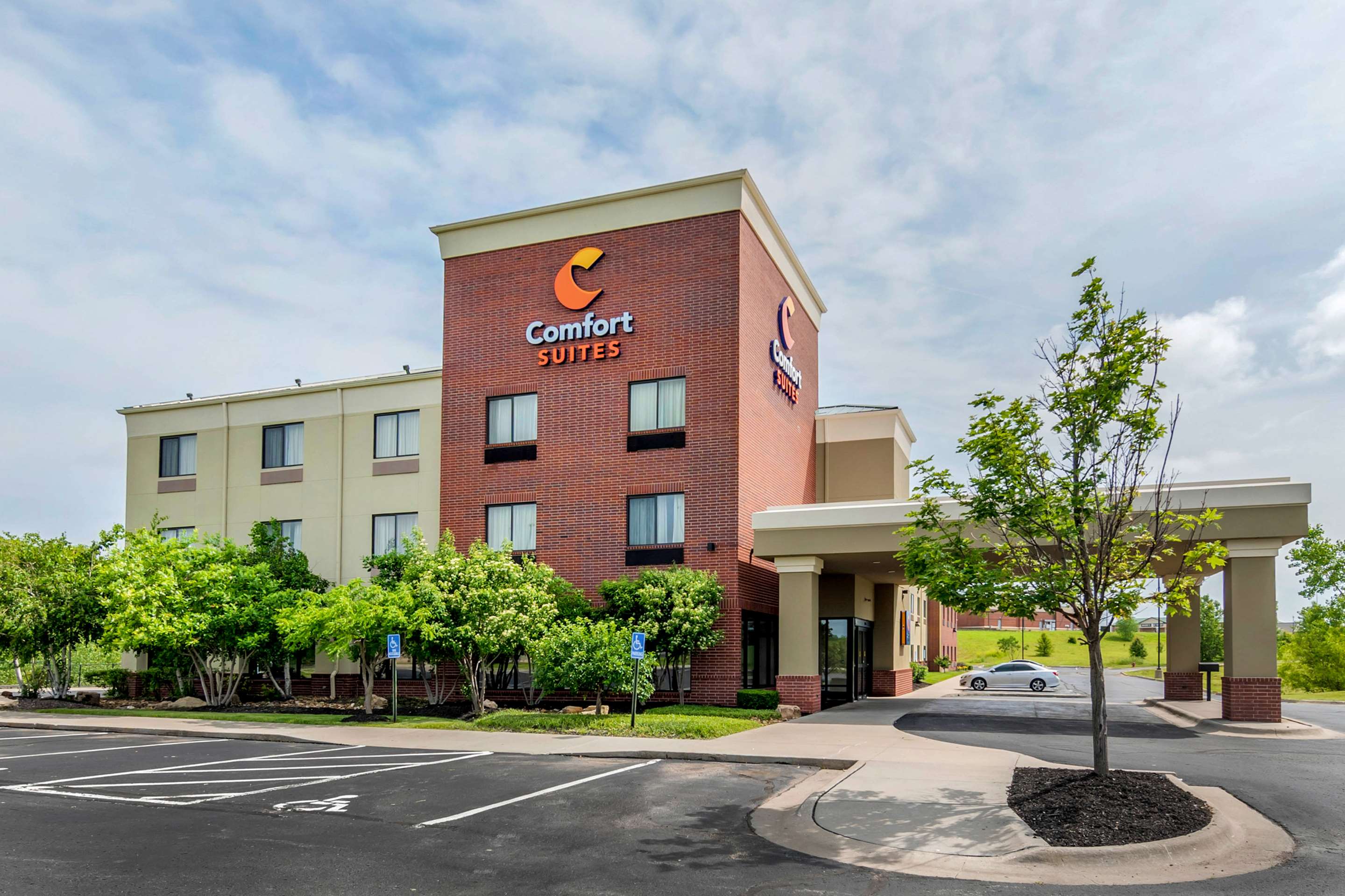 Hotel exterior | Comfort Suites Speedway - Kansas City