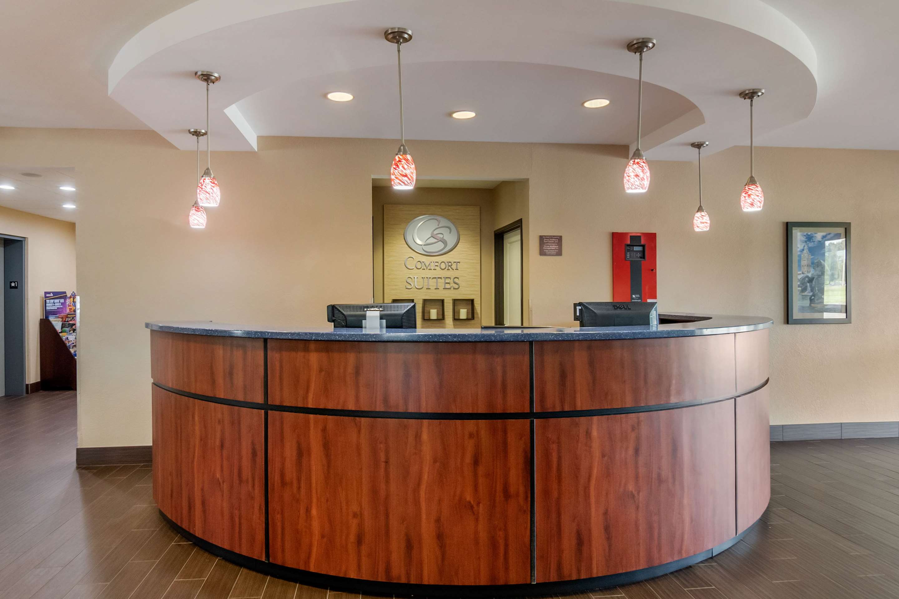 Front desk | Comfort Suites Speedway - Kansas City