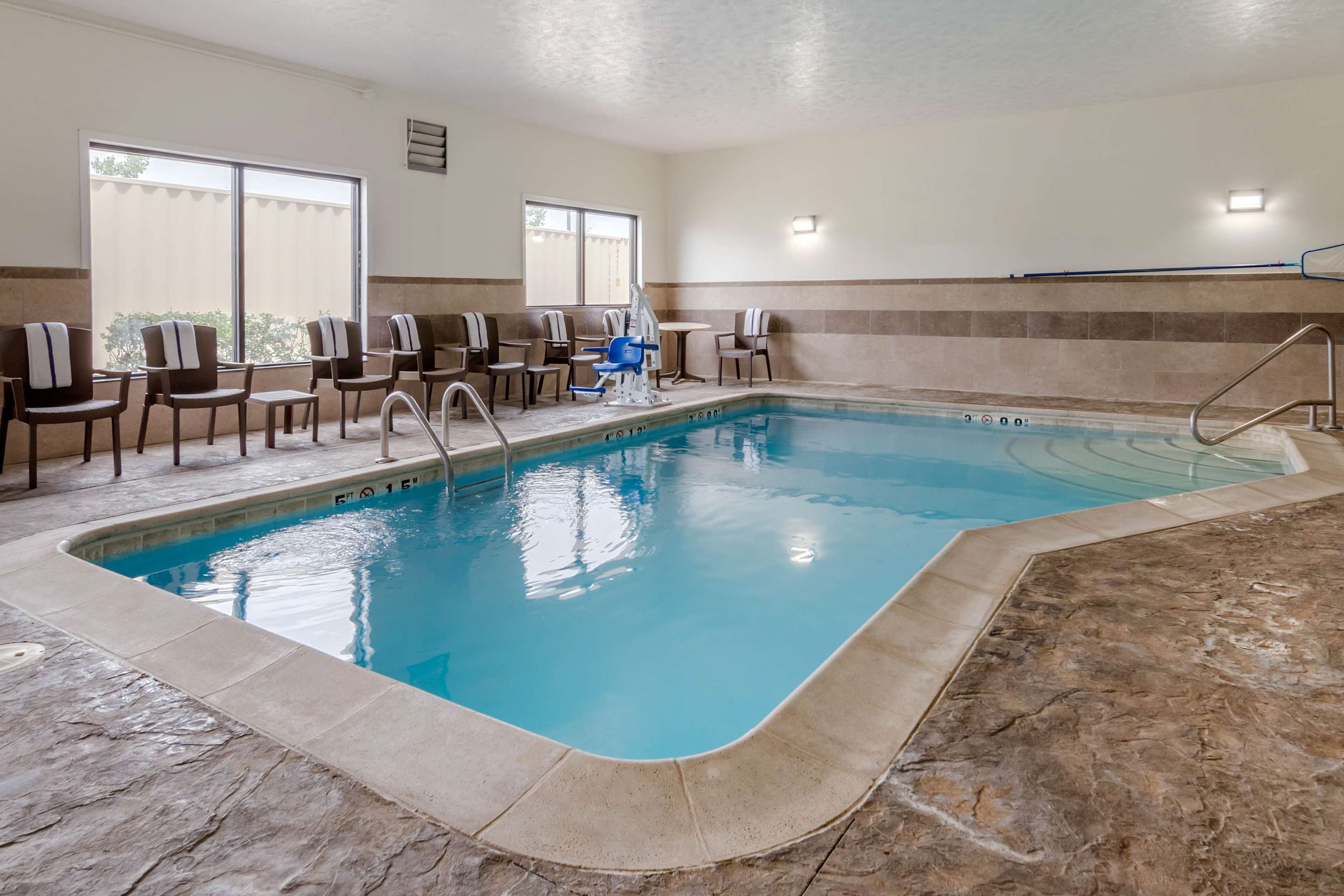 Indoor pool | Comfort Suites Speedway - Kansas City