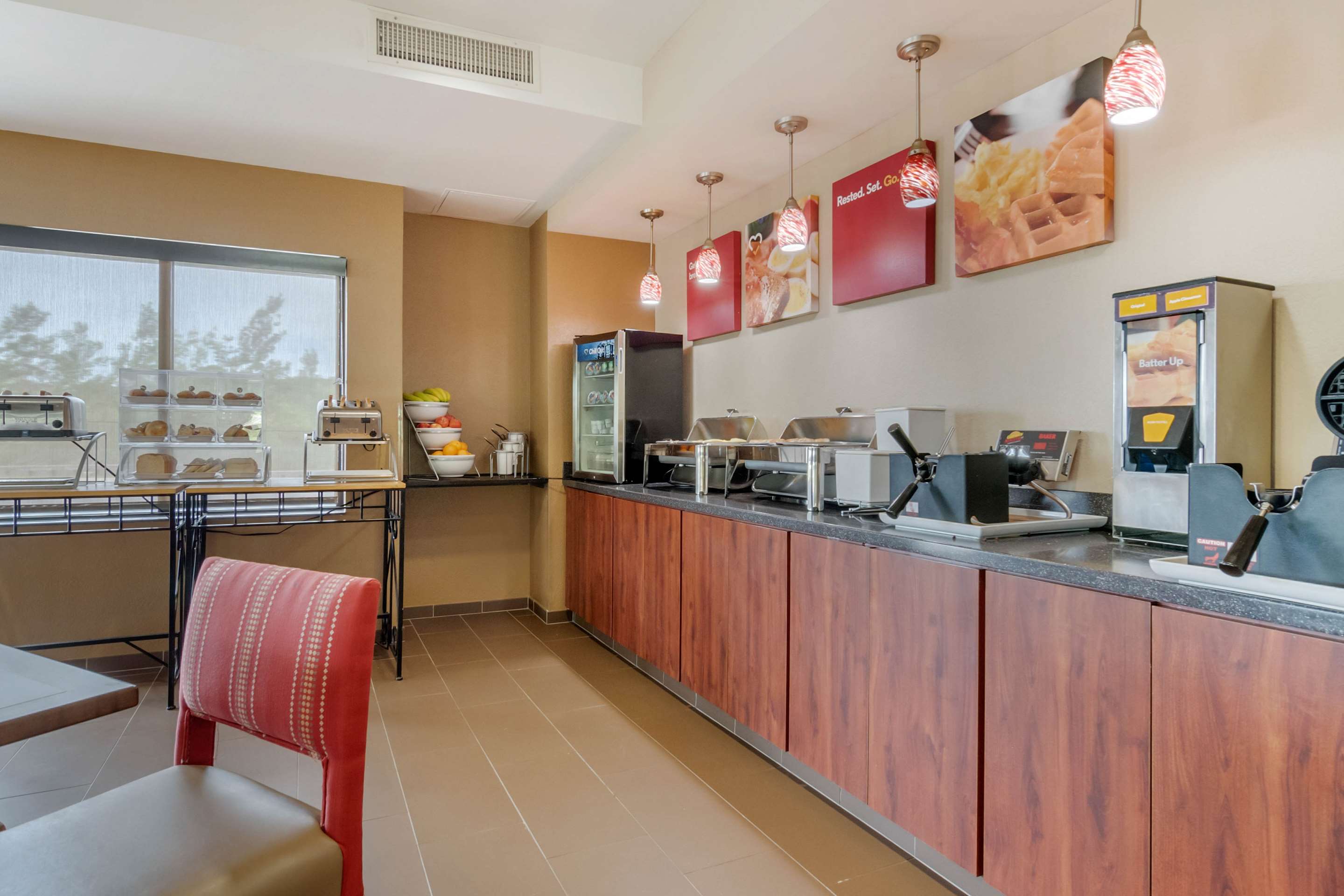 Breakfast area | Comfort Suites Speedway - Kansas City