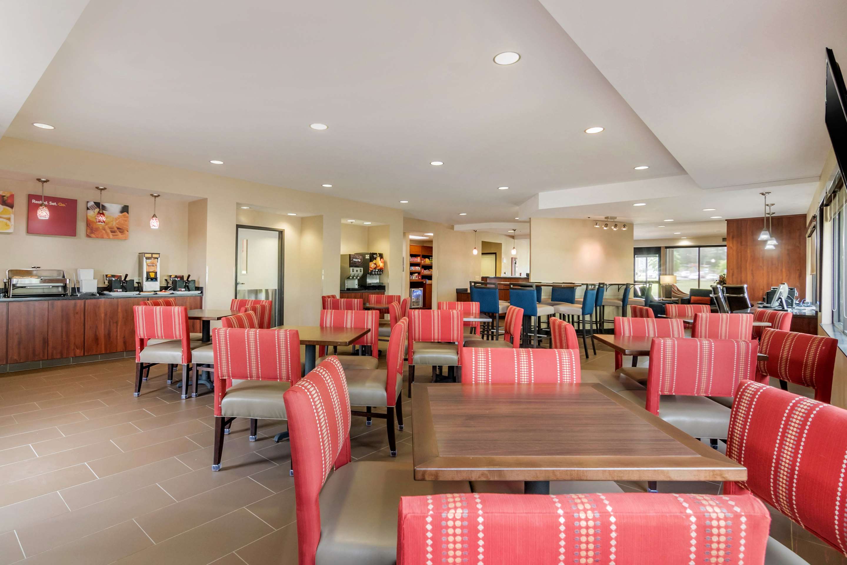 Breakfast area | Comfort Suites Speedway - Kansas City