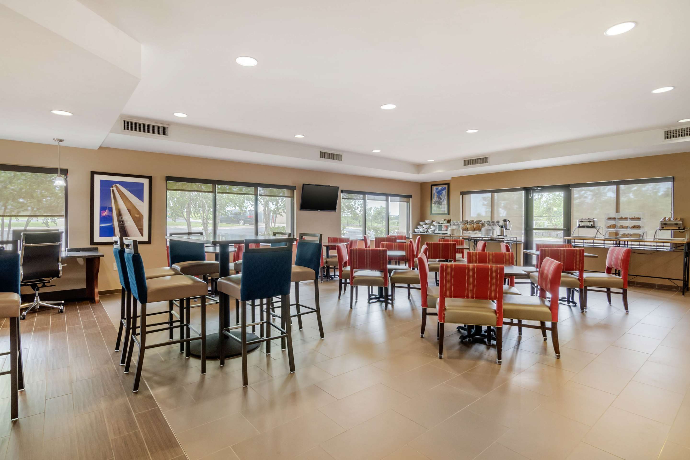 Breakfast area | Comfort Suites Speedway - Kansas City
