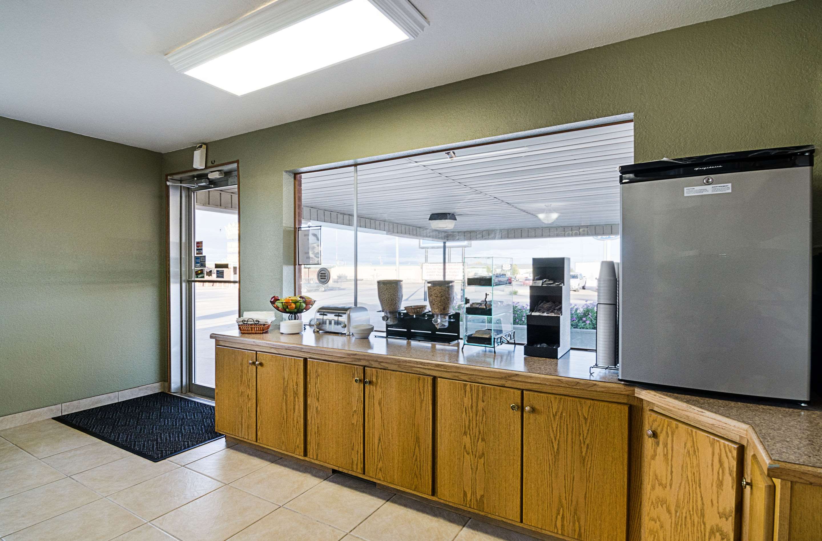 Breakfast counter | Rodeway Inn
