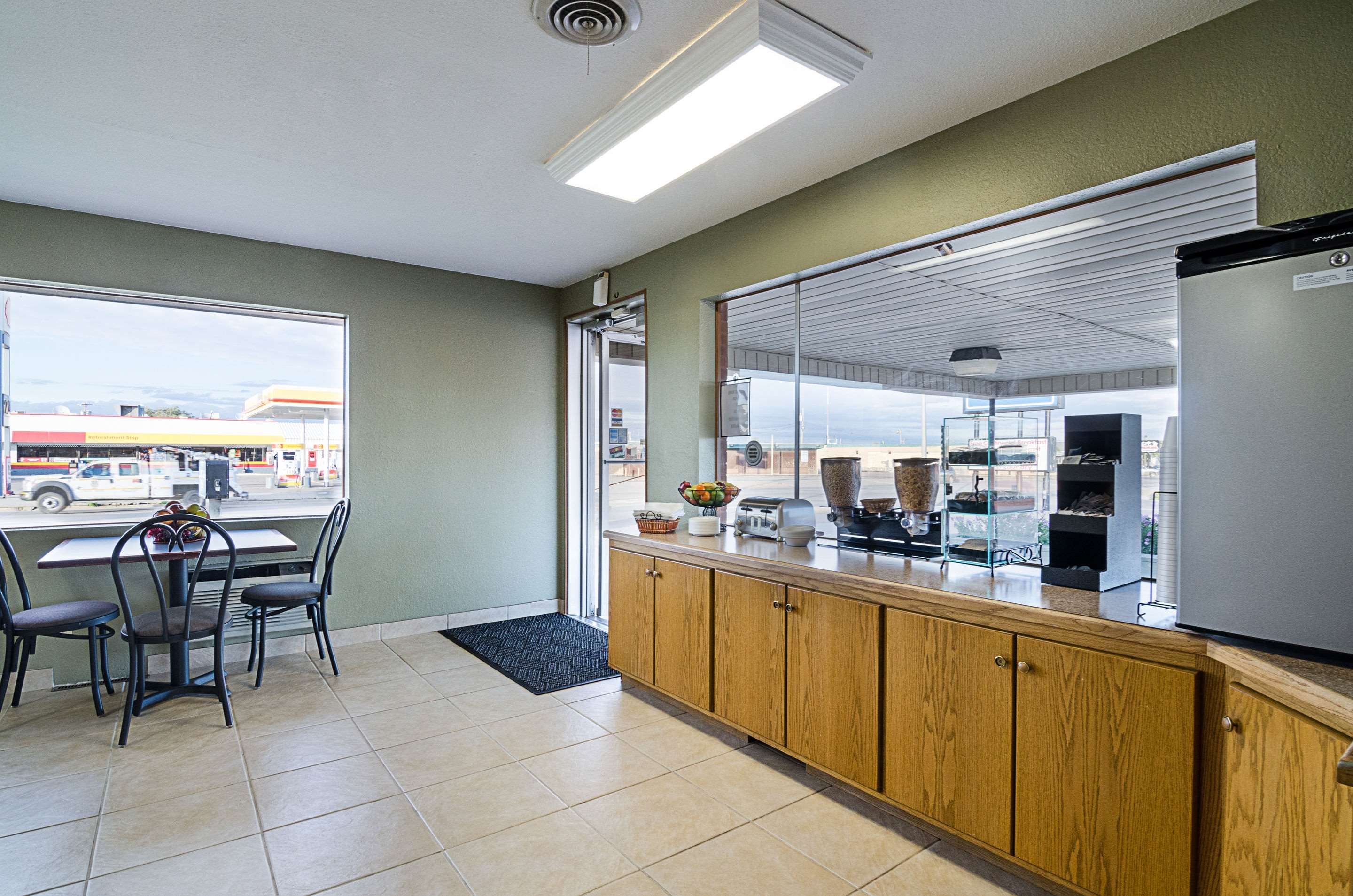 Breakfast area | Rodeway Inn
