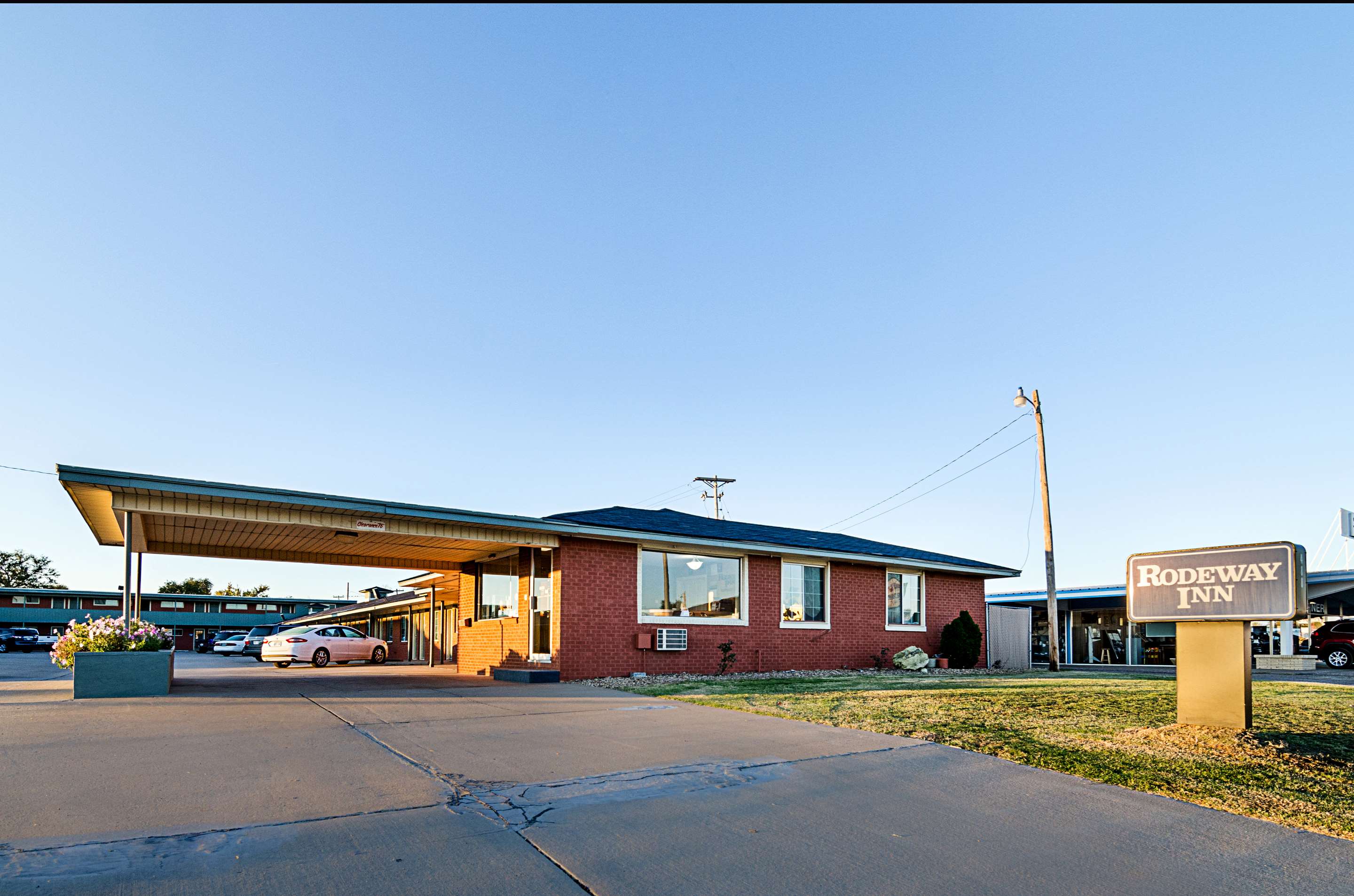 Hotel Entrance | Rodeway Inn