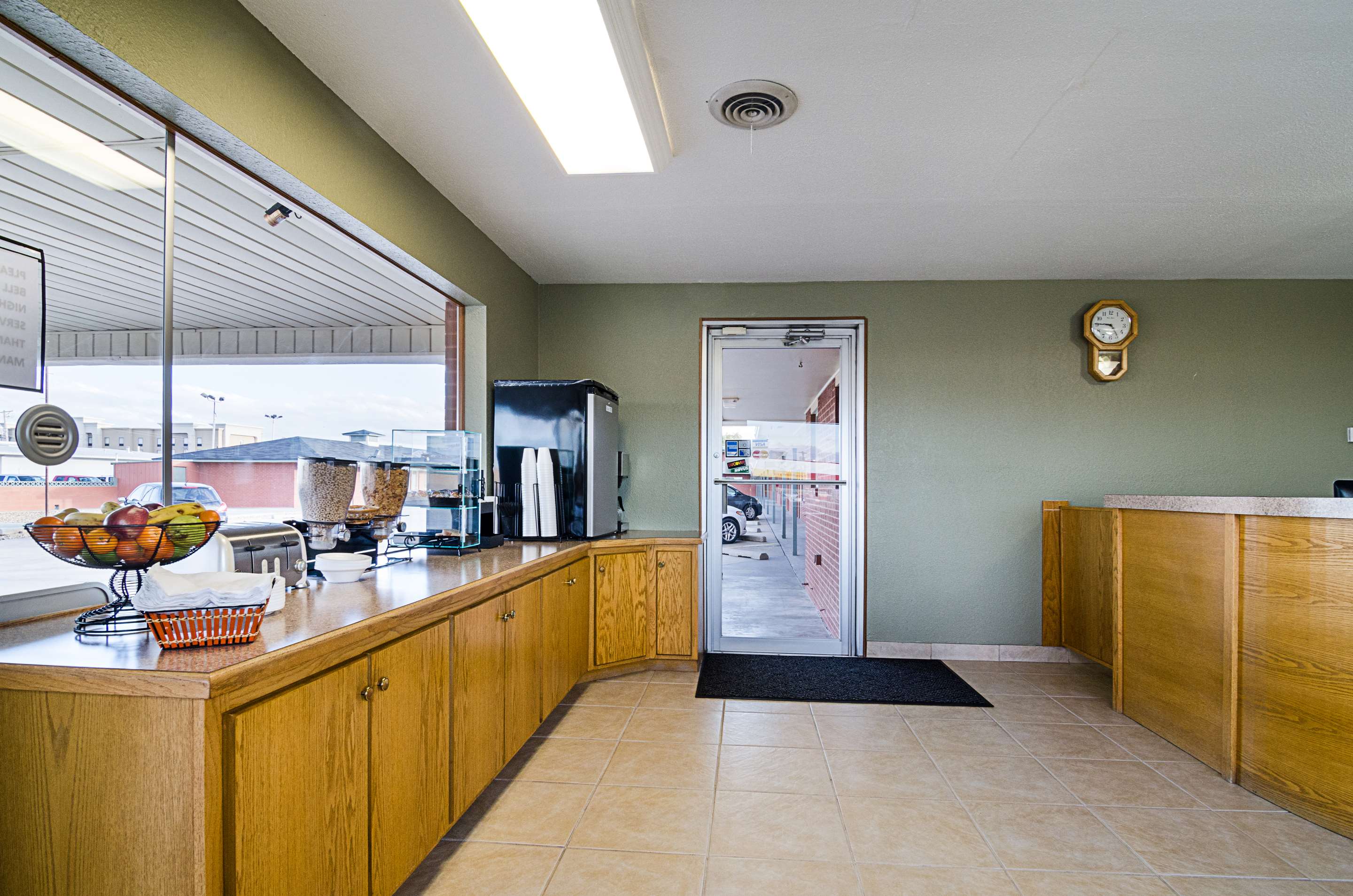 Free breakfast | Rodeway Inn
