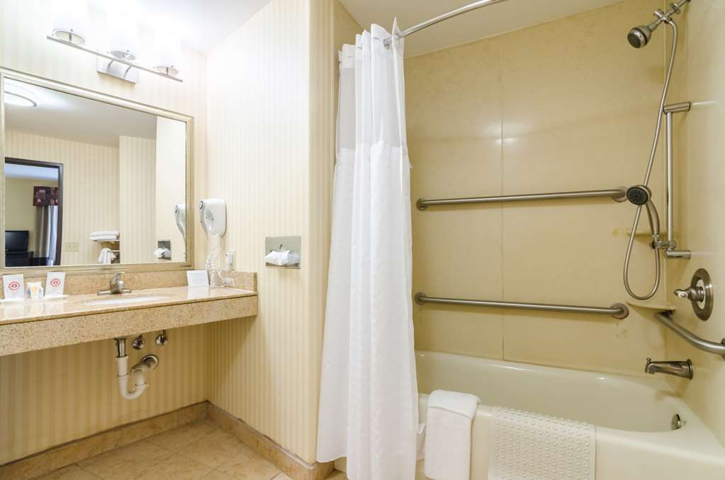 COMFORT SUITES SALINA SOUTH-guestroom-Guest Room,Bathroom,On-Site.jpg