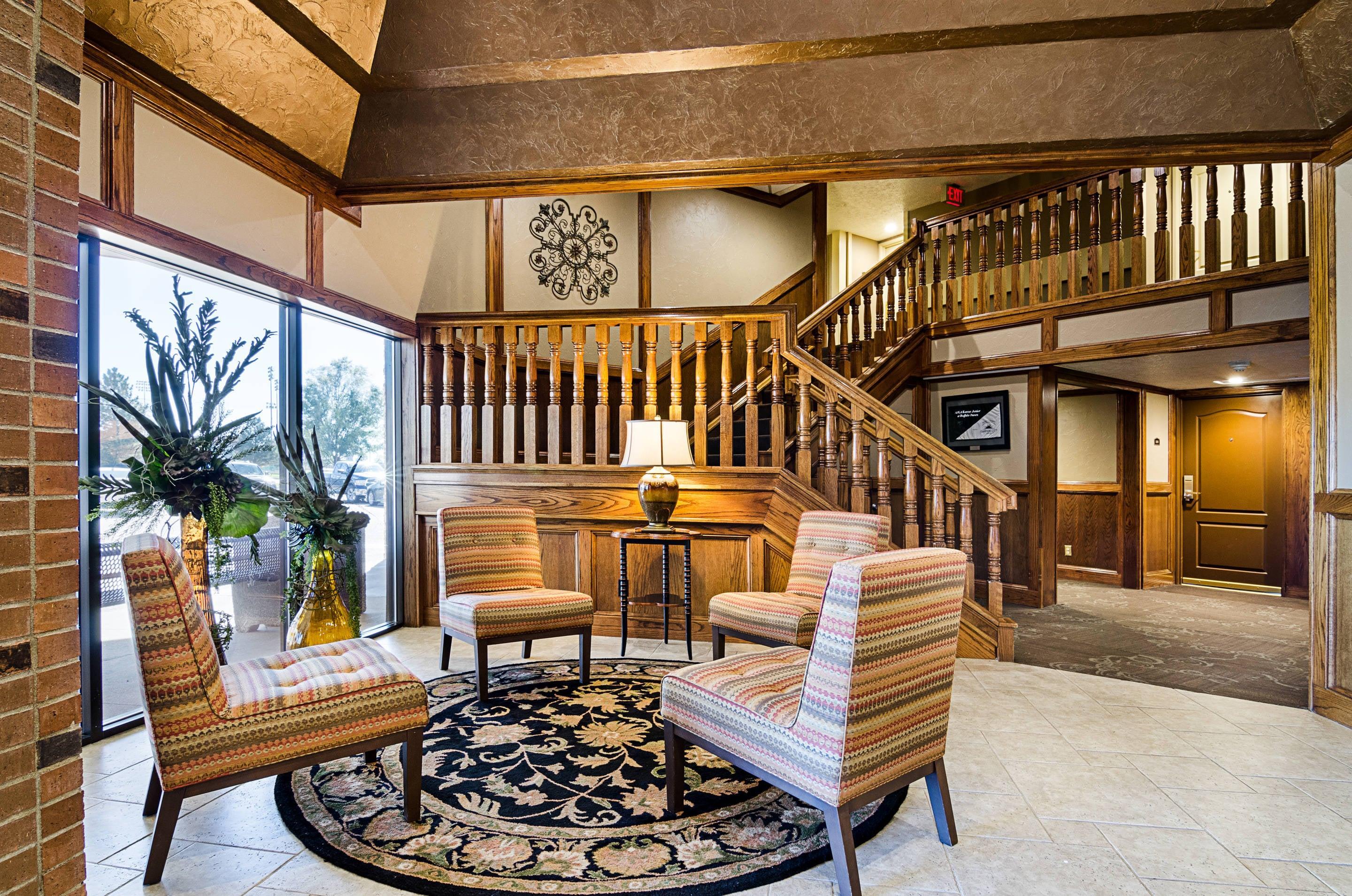 Lobby with sitting area | Clarion Inn