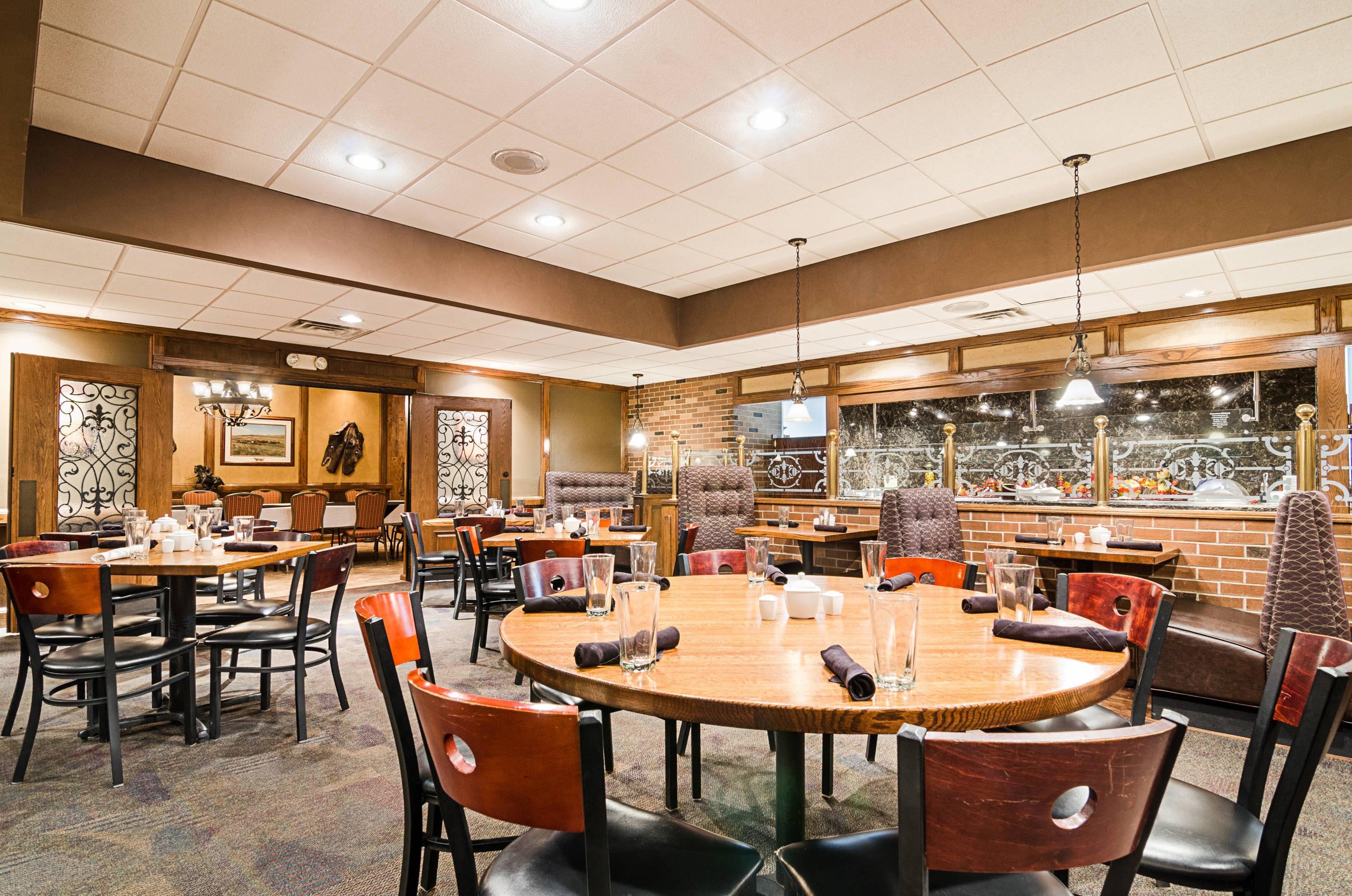Enjoy breakfast in this seating area | Clarion Inn