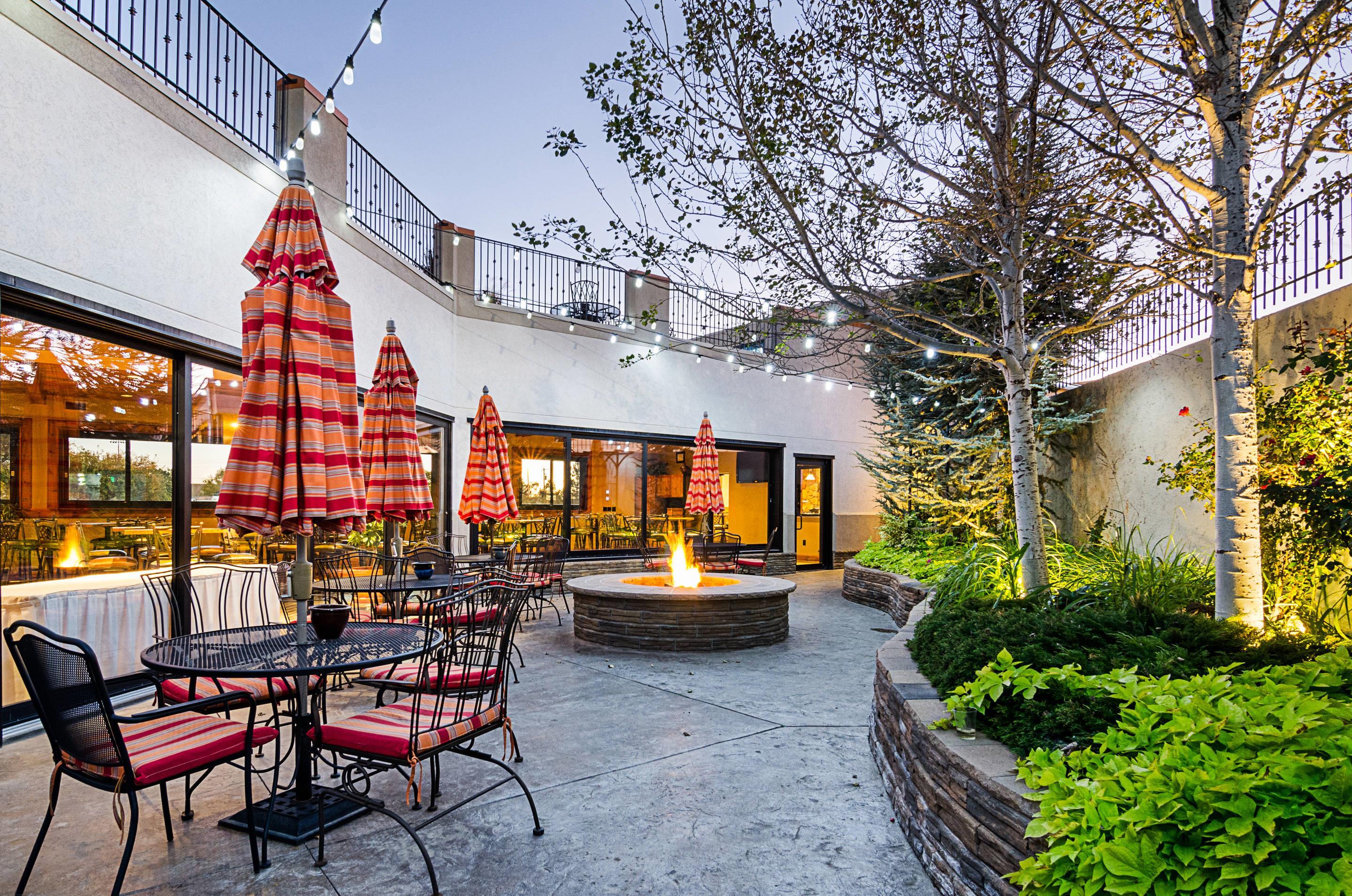 Enjoy dining on the patio | Clarion Inn