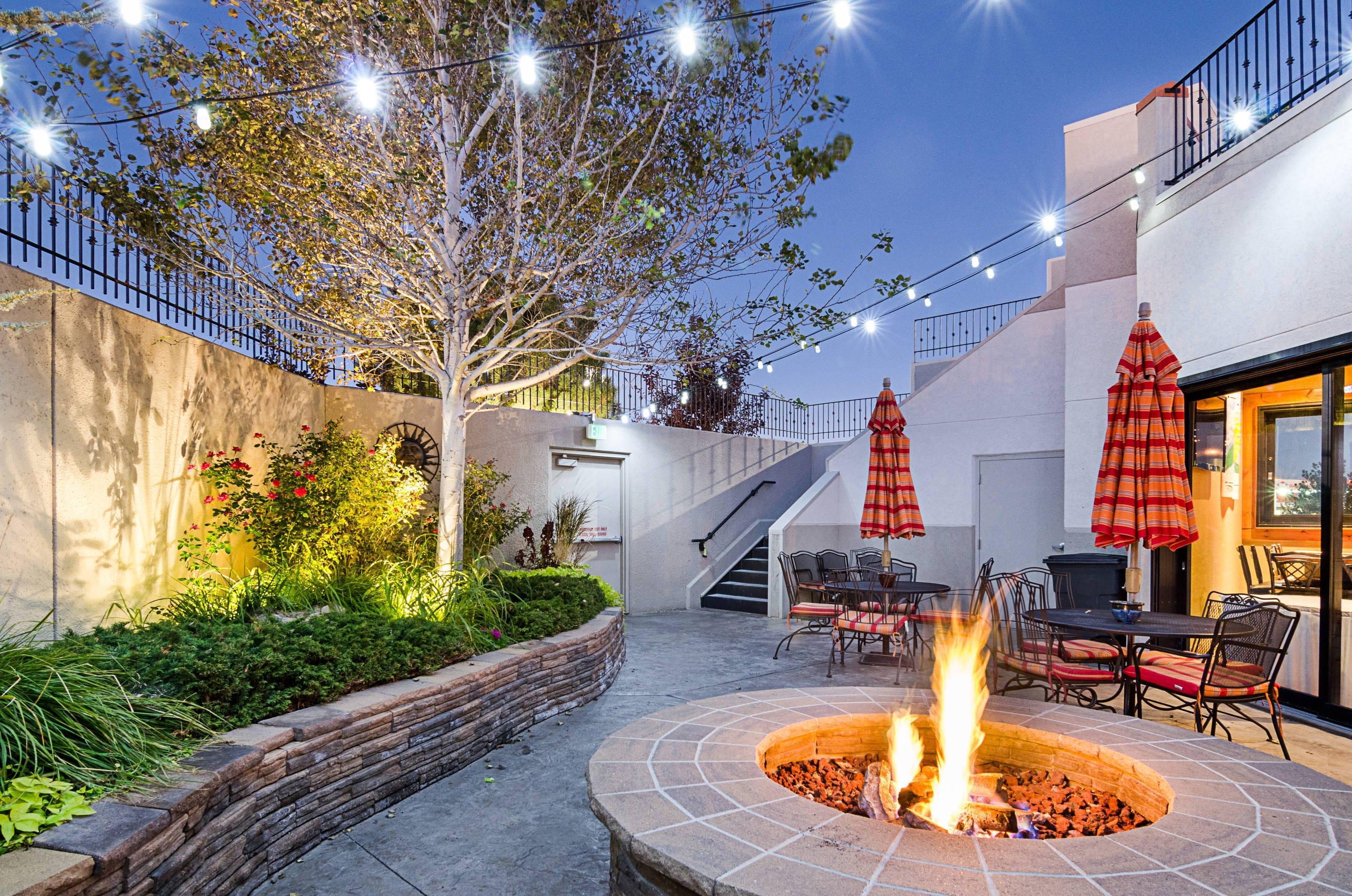 Outdoor dining area | Clarion Inn