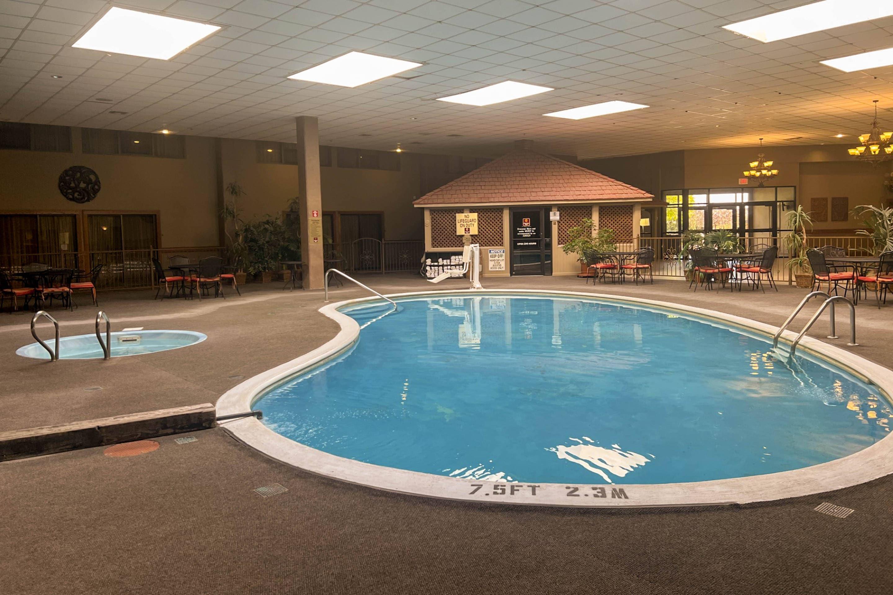 Indoor pool | Clarion Inn