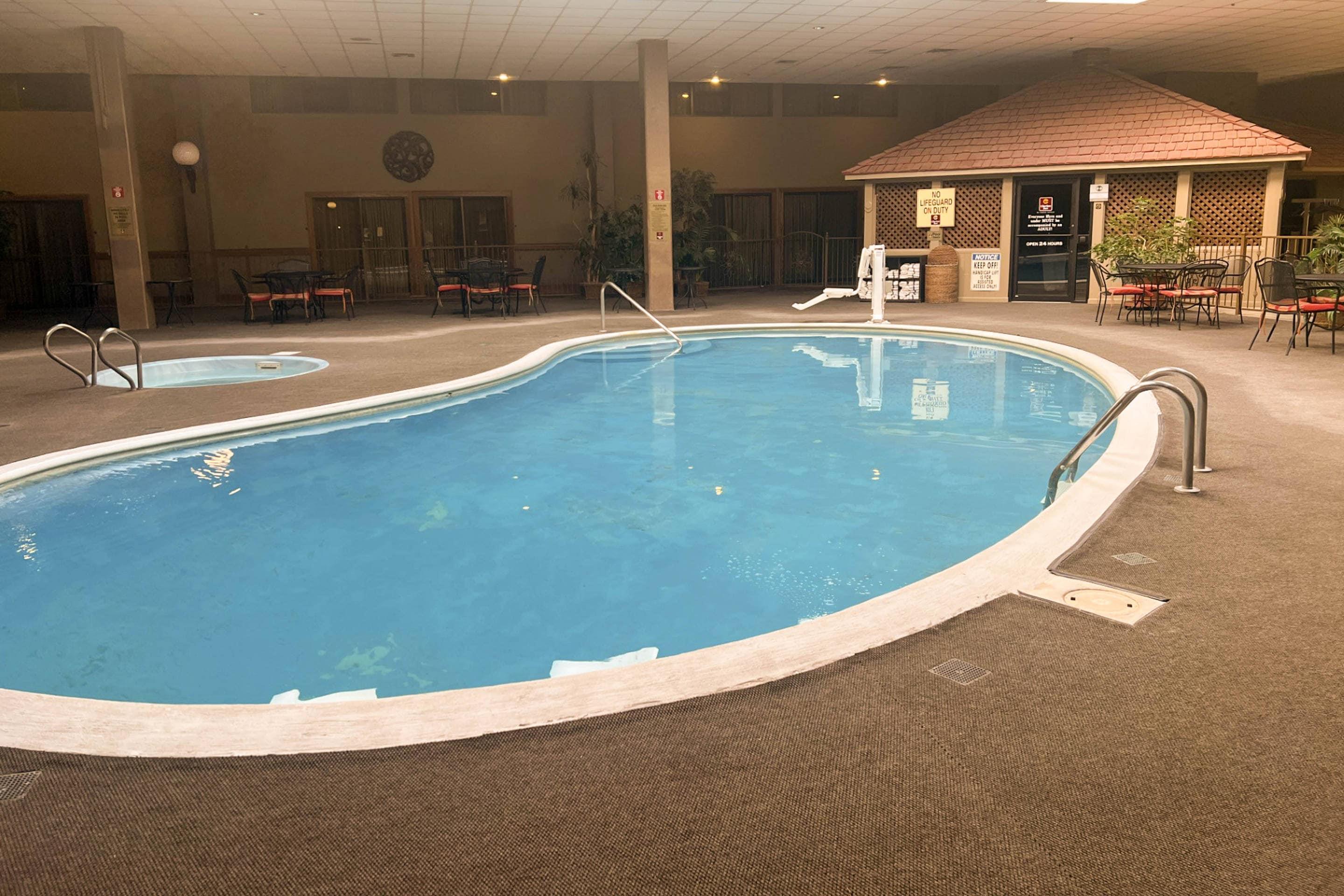 Indoor pool | Clarion Inn
