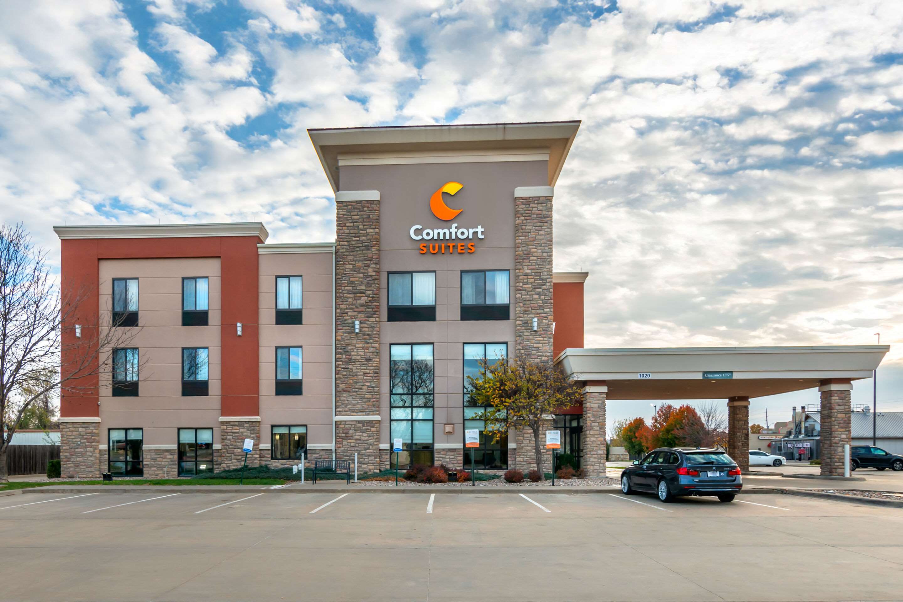Hotel exterior | Comfort Suites Manhattan