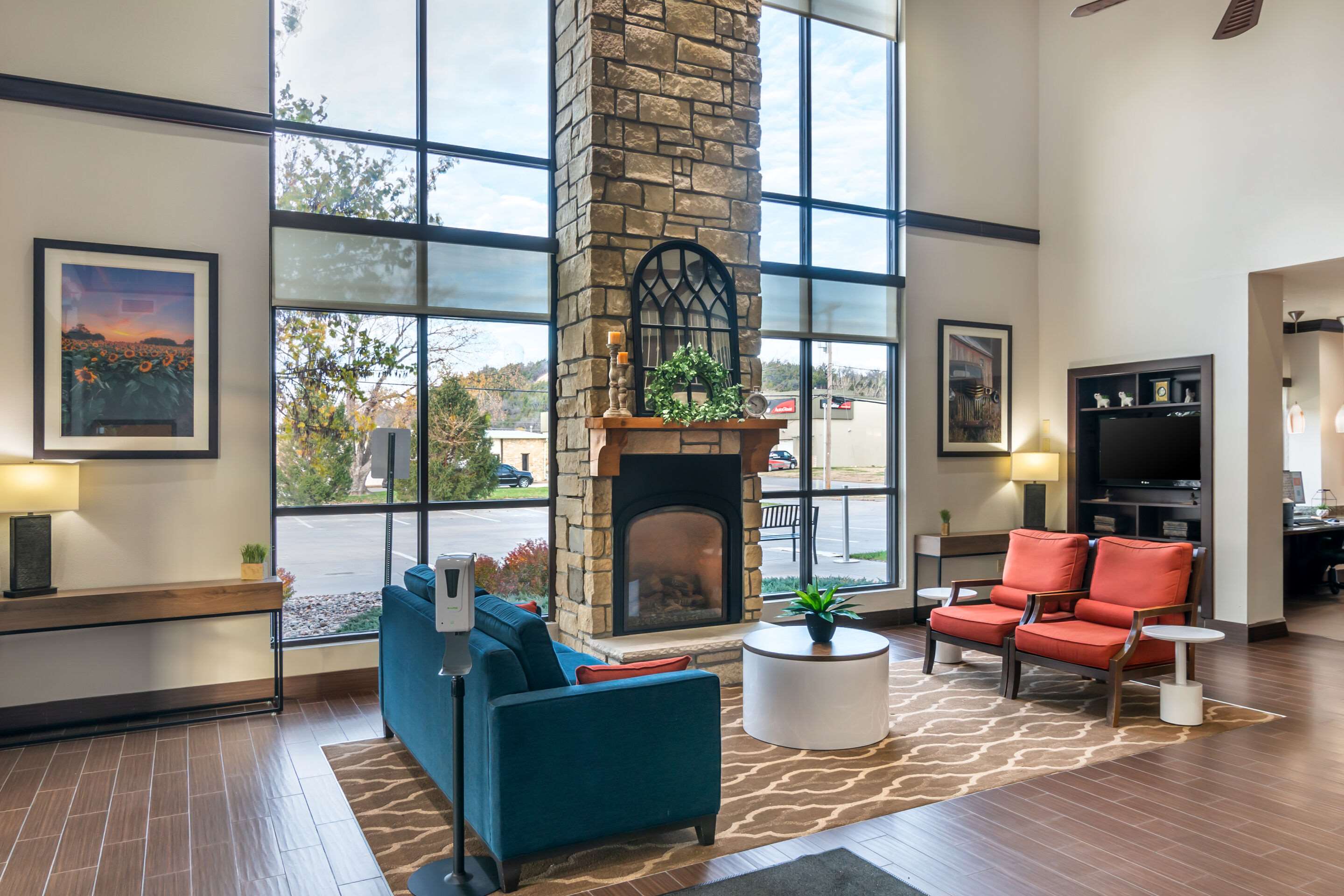 Lobby with sitting area | Comfort Suites Manhattan