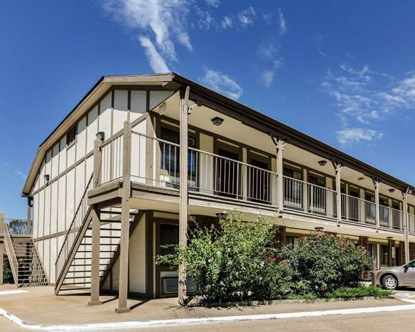 Exterior view - Econo Lodge Lawrence