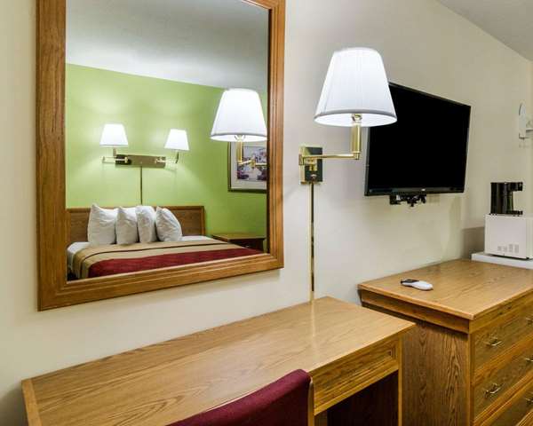  - Econo Lodge Lawrence