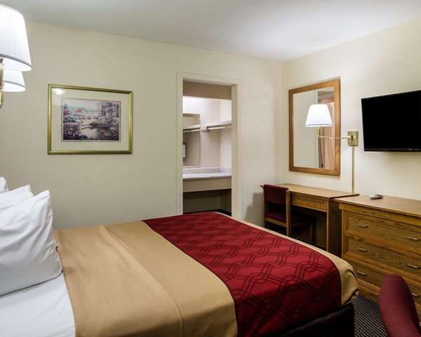  - Econo Lodge Lawrence
