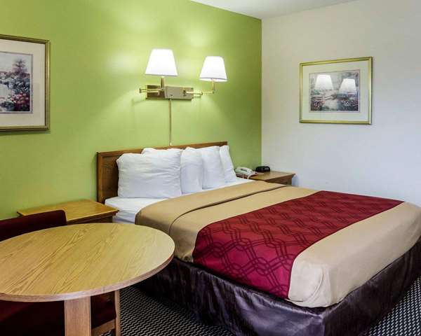  - Econo Lodge Lawrence